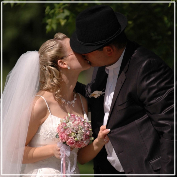 Vestuvių fotografai, vaizdo operatoriai ir kt.