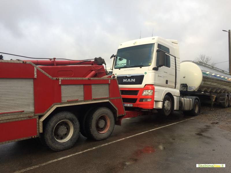 Sunkvezimiu technine pagalba kelyje sunkvezimiu evakuatorius